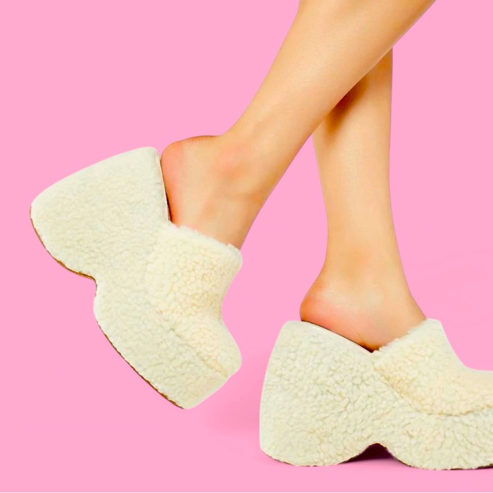 🤍new🤍DOLLS KILL Plush Platform Clogs size 8